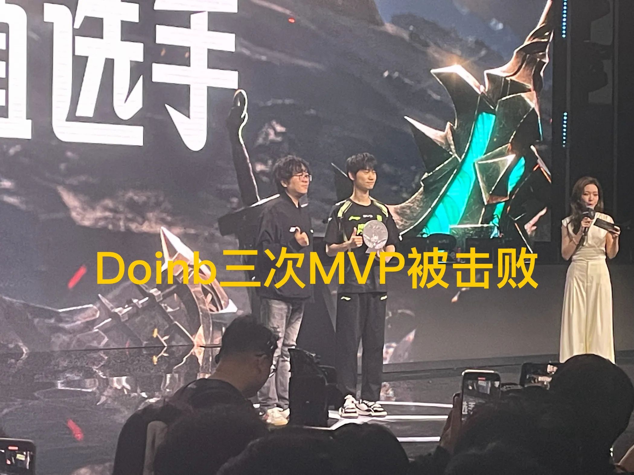 Rookie重返赛场，险胜首场状态出色，SKT观众沸腾！的简单介绍