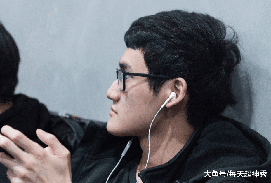包含摔跤友谊赛，海滨玄武队与漠南闪电队鏖战，VAR改判成焦点！逆风翻盘的范本的词条