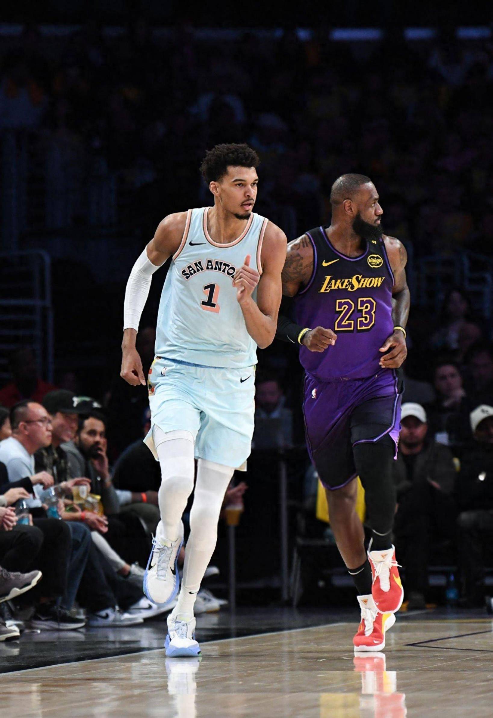 包含赛地聚焦——NBA总决赛转会期热度飙升；洛杉矶湖人单刀错失；赛场秩序良好；资深球员宣示担当的词条