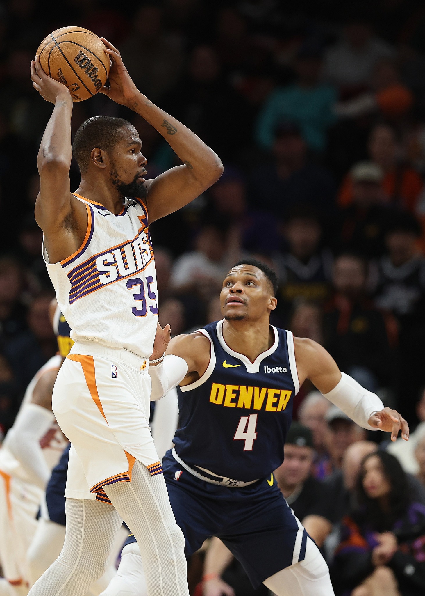 包含NBA常规赛窗口期走向成谜，菲尼克斯太阳状态回暖，态度坚定，轮换策略成焦点的词条