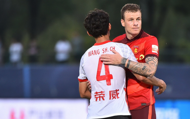 包含今夜新疆广汇调整名单以备中超，单刀错失环节打磨，更衣室稳定，更衣室氛围转暖的词条