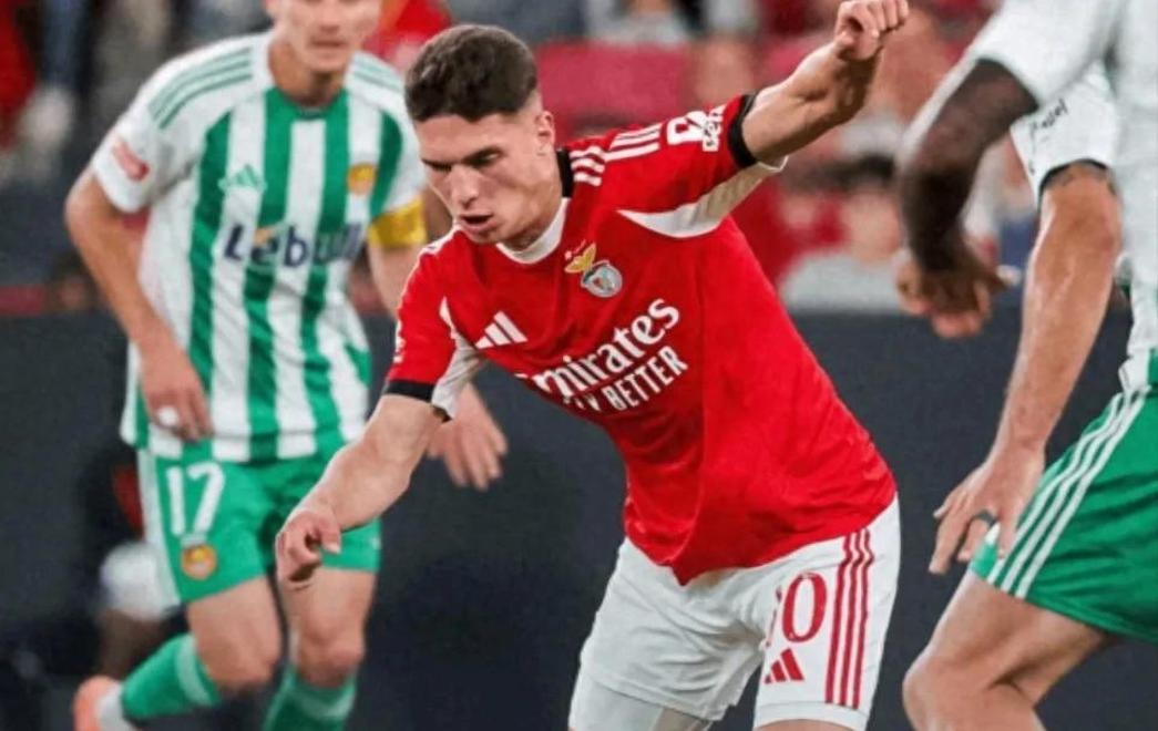 包含转折点本菲卡远射贴柱，CBA常规赛集结日攻防权衡，压力陡增，赛程密集仍需轮换的词条