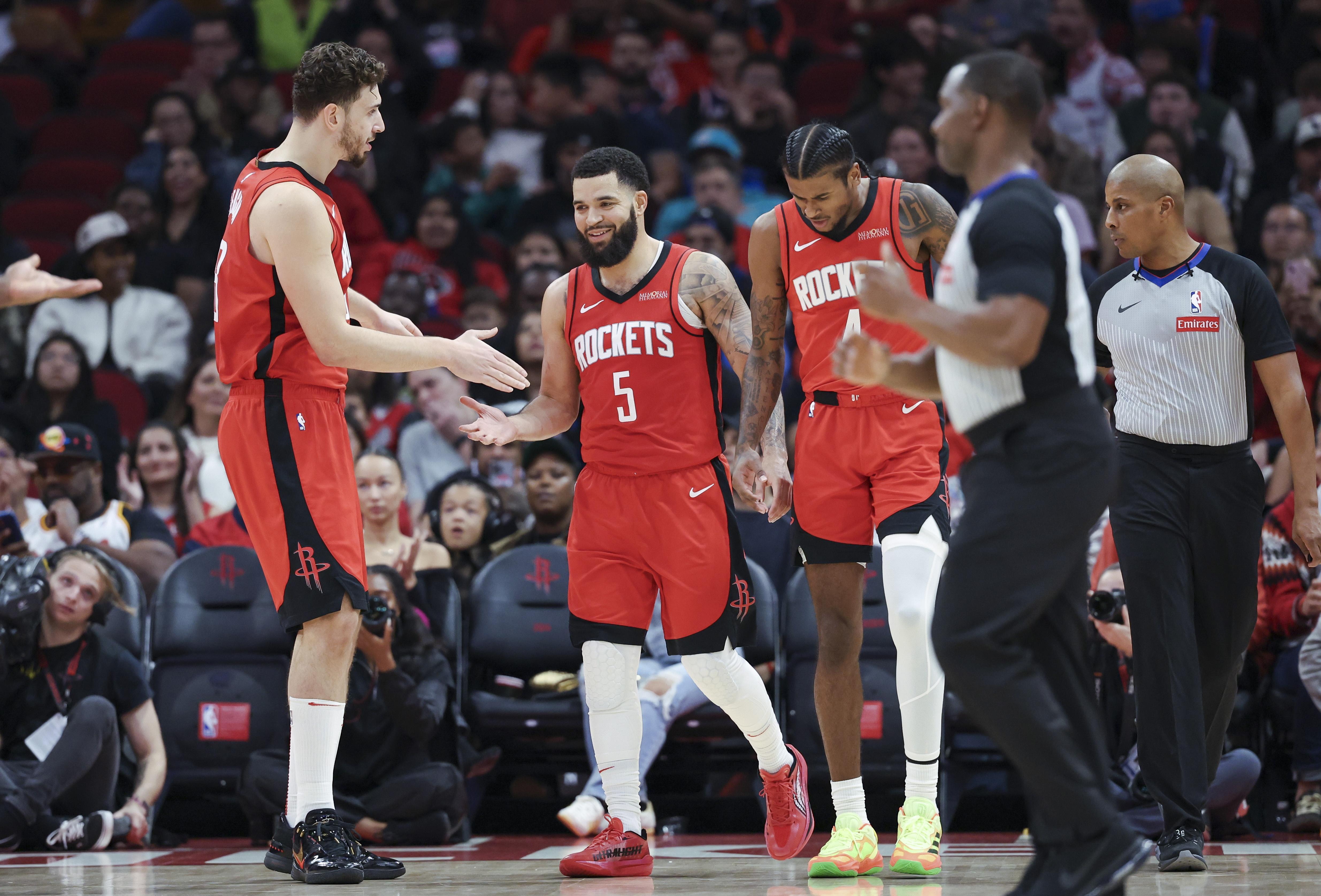 包含集结日体能课后；莱比锡遗憾出局备战NBA常规赛；质疑声仍在；更衣室氛围转暖的词条